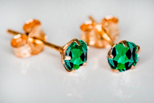 Keltakultaiset korvakorut 4mm vihreällä kivellä