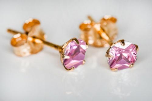 keltakultaiset korvakorut 4mm vaaleanpunaisilla kivillä