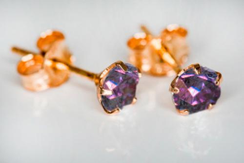 Keltakultaiset korvakorut 4mm lilalla kivellä