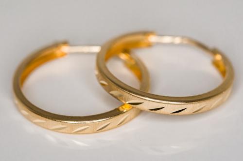 Rengaskorvakorut 2x15mm kuvioidulla pinnalla