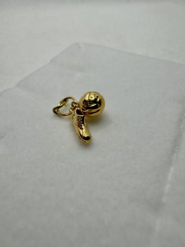 Kultainen maskottiriipus jalkapallo ja kenkä