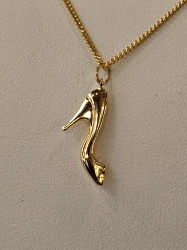 Kultainen maskottiriipus korkokenkä