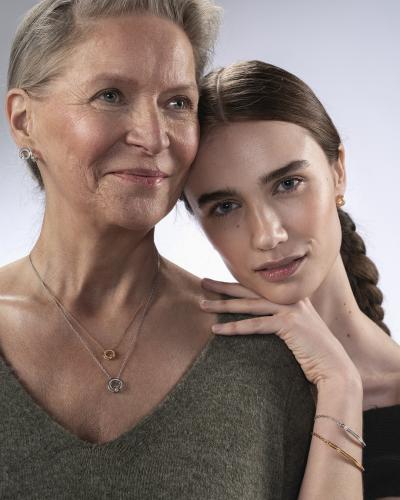 Lumoava Aina -rannerengas, hopeaa