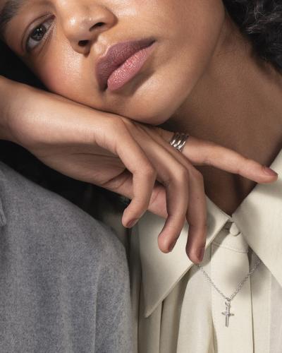 Lumoava Daisy risti kirkkaalla kivellä