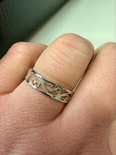 Sibone pitsi hopeasormus