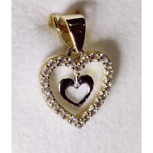 Keltakultainen sydänriipus kirkkailla kivillä