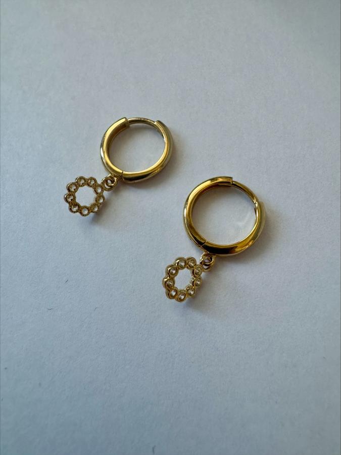 Keltakultaiset korvarenkaat zirkoniaympyrällä