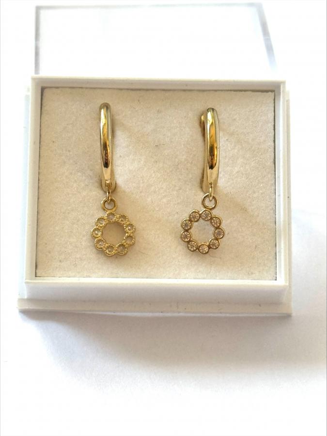 Keltakultaiset korvarenkaat zirkoniaympyrällä