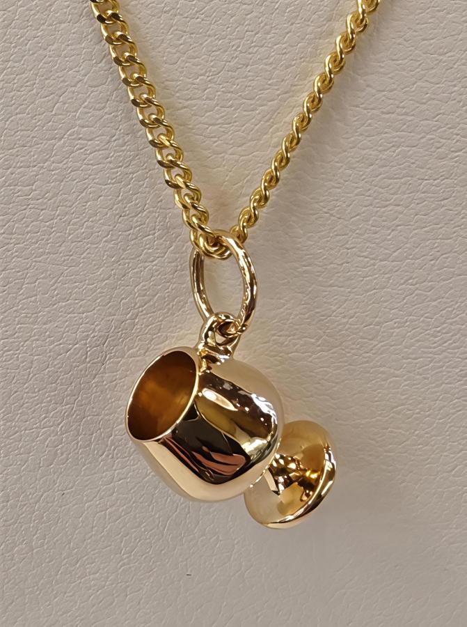 Kultainen maskottiriipus konjakkilasi