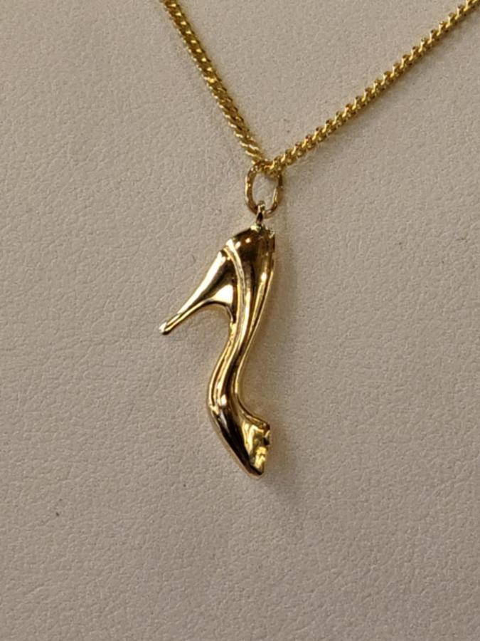 Kultainen maskottiriipus korkokenkä