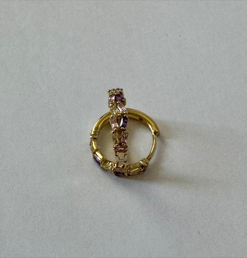 Kultaiset korvarenkaat ametisti-kivillä